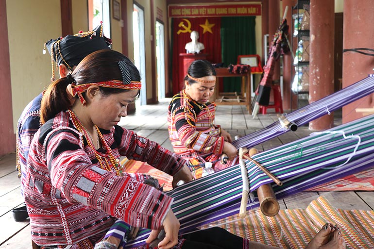 Connecting traditional craft villages to promote tourism development